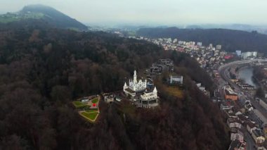 Şato Guetsch, İsviçre 'nin Lucerne şehrinde sisli kış havasında tarihi bir şatodur. Guetschwald Dağı 'ndaki Lucernes Gutsch Oteli. Eski Luzern kasabası, Schweiz Luftaufnahme.. 