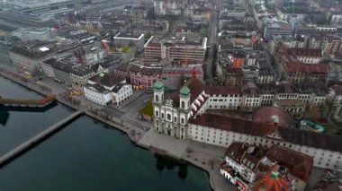 Jesuitenkirche St. Franz Xaver Jesuitenkirche am linken Ufer Reuss in Altstadt Luzern, Schweiz Luftaufnahme an nebligen Morgen im Fruehjahr. Lucerne Cizvit Kilisesi Lucerne, İsviçre hava görüşü. 