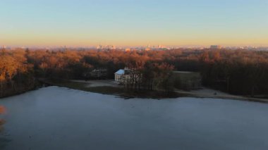 Badenburg Parkburg im Schlosspark Nymphenburg, Deutschland, Muenchen Luftaufnahme. Badenburg, Almanya 'nın Münih kentindeki Nymphenburg Palace Park' ta Badenburg Gölü 'nün güneydoğu ucunda yer almaktadır.. 