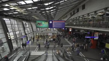 2 Şubat 2025. Lucerne, İsviçre. Lucerne tren istasyonu, Bahnhof Luzern Schweiz demiryolu ağının ana merkezi. Giriş lobisine bak, kışın yolcu trafiği bulutlu öğleden sonra. 