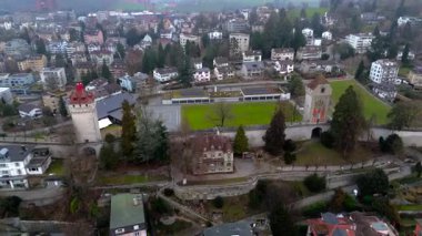 Luftaufnahme der Museggmauer und Tuerme im Nebel, ein historisches Wahrzeichen von Luzern, umgeben von Dunst und mittelalterlicher Architektur. Schweiz 'deki Luftansicht Museggmauer mit den Museggtuermen