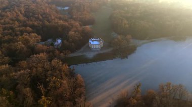 Badenburg Parkburg im Schlosspark Nymphenburg, Deutschland, Muenchen Luftaufnahme. Badenburg, Almanya 'nın Münih kentindeki Nymphenburg Palace Park' ta Badenburg Gölü 'nün güneydoğu ucunda yer almaktadır.. 