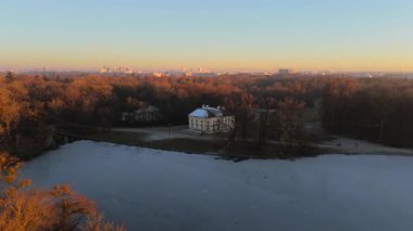 Badenburg Parkburg im Schlosspark Nymphenburg, Deutschland, Muenchen Luftaufnahme. Badenburg, Almanya 'nın Münih kentindeki Nymphenburg Palace Park' ta Badenburg Gölü 'nün güneydoğu ucunda yer almaktadır.. 