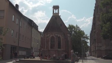 21 Temmuz 2024. Ulm, Almanya. Yazın güneşli havalarda Bavyera 'daki eski Avrupa kenti Ulm' un sokakları. Ulm 'un tarihi şehir merkezinde yürüyen insanlar. Eski şehir ve turistler gezip tozuyor