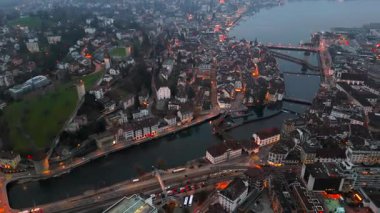 Stadtbild von Luzern Luftaufnahme, Schweiz bei Nacht mit Stadtlichtern, nebligem Wetter. Luftbild vom Fluss Reuss und allen bekannten Bruecken am Abend. Gece Lucerne şehir merkezinin havadan görünüşü