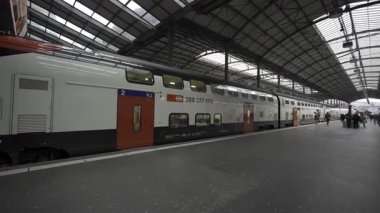 2 Şubat 2025. Lucerne, İsviçre. Lucern tren istasyonu, Stadt der Luzern Hauptbahnhof, Schweiz. Platformda modern çift katlı trenler. Cam çatı gezginler için parlak bir atmosfer yaratır.. 