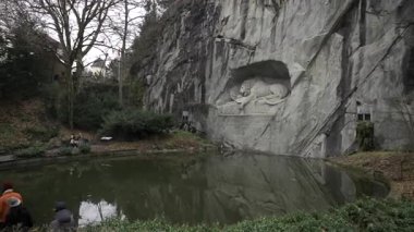 1 Şubat 2025. Lucerne, İsviçre. Lion Anıtı, Alman Loewendenkmal, Luzern, Schweiz. Turizm, eğlence merkezi, turistik yer ve Lucerne 'de kışın bulutlu havada eğlence.. 