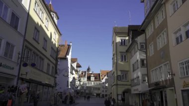 28 Ocak 2025 Almanya. Lindau im Bodensee, Constance Gölü 'ndeki Bavyera ortaçağ kasabası. Renkli cepheler, kaldırım taşlı sokaklar, evler, sokaklar, Alman mirası. Mevsimi geçmiş eski şehir sokakları