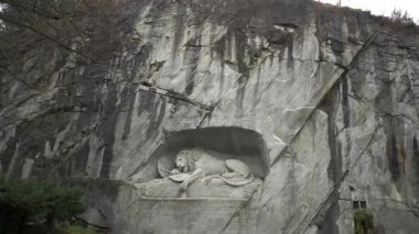Lucerne, İsviçre. Lion Anıtı, Alman Loewendenkmal, Luzern, Schweiz. Turizm, eğlence merkezi, turistik yer ve Lucerne 'de kışın bulutlu havada eğlence.. 