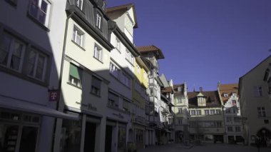 28 Ocak 2025 Almanya. Lindau im Bodensee, Constance Gölü 'ndeki Bavyera ortaçağ kasabası. Renkli cepheler, kaldırım taşlı sokaklar, evler, sokaklar, Alman mirası. Mevsimi geçmiş eski şehir sokakları