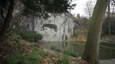 1 Şubat 2025. Lucerne, İsviçre. Lion Anıtı, Alman Loewendenkmal, Luzern, Schweiz. Turizm, eğlence merkezi, turistik yer ve Lucerne 'de kışın bulutlu havada eğlence.. 