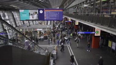 2 Şubat 2025. Lucerne, İsviçre. Lucerne tren istasyonu, Bahnhof Luzern Schweiz demiryolu ağının ana merkezi. Giriş lobisine bak, kışın yolcu trafiği bulutlu öğleden sonra. 