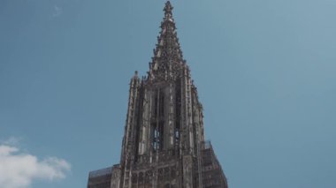 Ulm, Almanya. Ulm şehrinin Ulm Minster ya da Katedrali güneşli yaz havasında manzaranın dışında. Ulmer Munster dış görünüş. Ulm 'da Muenster Unserer Lieben Frau Stadtkirche. 
