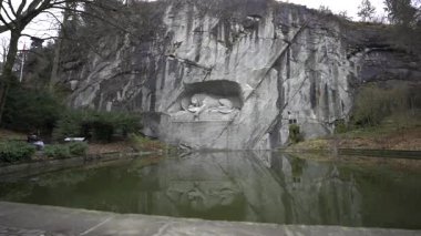 1 Şubat 2025. Lucerne, İsviçre. Lion Anıtı, Alman Loewendenkmal, Luzern, Schweiz. Turizm, eğlence merkezi, turistik yer ve Lucerne 'de kışın bulutlu havada eğlence.. 