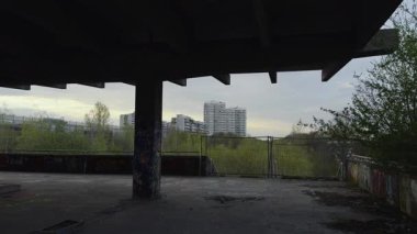 Verlassen Bahnhof Muenchen Olympiastadion, Deutschland. Bahnhof der Bahn kürkü die Olympischen Sommerspiele 1972 Gebaut und ist heute nicht mehr in Betrieb. Geisterbahnhof in der nahe des Olympiapark
