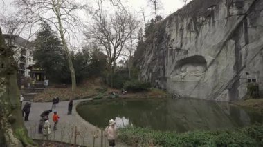 1 Şubat 2025. Lucerne, İsviçre. Lion Anıtı, Alman Loewendenkmal, Luzern, Schweiz. Turizm, eğlence merkezi, turistik yer ve Lucerne 'de kışın bulutlu havada eğlence.. 