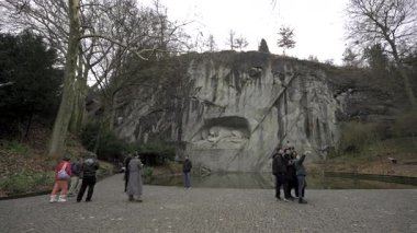 1 Şubat 2025. Lucerne, İsviçre. Lion Anıtı, Alman Loewendenkmal, Luzern, Schweiz. Turizm, eğlence merkezi, turistik yer ve Lucerne 'de kışın bulutlu havada eğlence.. 