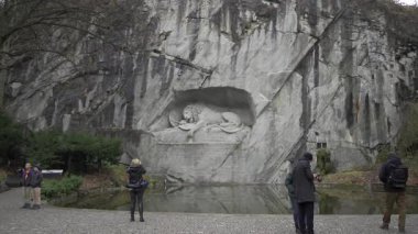 1 Şubat 2025. Lucerne, İsviçre. Lion Anıtı, Alman Loewendenkmal, Luzern, Schweiz. Turizm, eğlence merkezi, turistik yer ve Lucerne 'de kışın bulutlu havada eğlence.. 