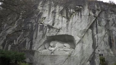 Lucerne, İsviçre. Lion Anıtı, Alman Loewendenkmal, Luzern, Schweiz. Turizm, eğlence merkezi, turistik yer ve Lucerne 'de kışın bulutlu havada eğlence.. 