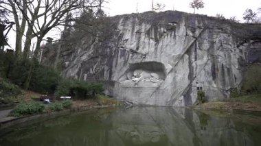 1 Şubat 2025. Lucerne, İsviçre. Lion Anıtı, Alman Loewendenkmal, Luzern, Schweiz. Turizm, eğlence merkezi, turistik yer ve Lucerne 'de kışın bulutlu havada eğlence.. 