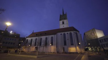 St. Nicholas Kilisesi, Friedrichshafen, Baden-Wuerttemberg, Almanya akşam aydınlatma manzarası. Katholische Kirche St. Nikolaus Kulturdenkmal am Adenauerplatz Aussenansicht am Abend. 
