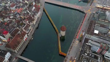 Kapellbruecke und Wasserturm Luzern, Schweiz Luftaufnahme bei nebligem Fruehjahrswetter. İsviçre Lucerne 'deki Chapel Köprüsü ve Su Kulesi sisli bahar havasında hava manzaralı. Lucernes dönüm noktası. 