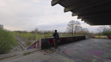 Verlassen Bahnhof Muenchen Olympiastadion, Deutschland. Bahnhof der Bahn kürkü die Olympischen Sommerspiele 1972 Gebaut und ist heute nicht mehr in Betrieb. Geisterbahnhof in der nahe des Olympiapark