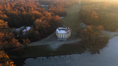 Badenburg Parkburg im Schlosspark Nymphenburg, Deutschland, Muenchen Luftaufnahme. Badenburg, Almanya 'nın Münih kentindeki Nymphenburg Palace Park' ta Badenburg Gölü 'nün güneydoğu ucunda yer almaktadır.. 