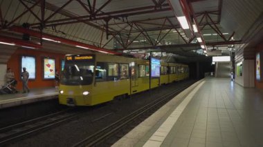 20 Temmuz 2024. Stuttgard, Almanya. Stadtbahn Stuttgart. Kekeme Strassenbahnen. VVS. SSB. Deutschland 'da toplu taşıma. Stuttgart 'ta demiryolu ulaşımı. Yeraltı İstasyonu. 