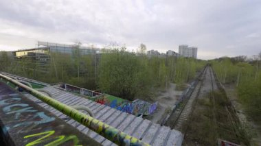 Terk edilmiş Münih Olimpiyat Stadyumu, Almanya. 1972 Yaz Olimpiyatları için Bahn 'ı inşa etti, şimdi çalışmıyor. Münih, Deutschland 'deki Olympiapark yakınlarında hayalet istasyon. S-Bahn Geisterbahnhof