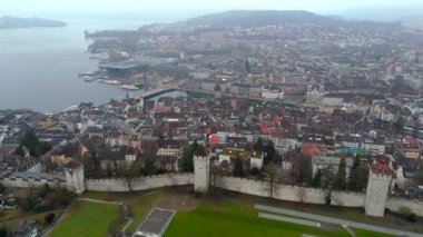 Lucerne 'de sisli bir sabah, Musegg Duvarı ve kuleleriyle, Reuss nehri ve sislerin çerçevelediği zengin tarihi ve güzelliği yakalıyor. Luftaufnahme Museggmauer Luzern, Schweiz 'de.. 