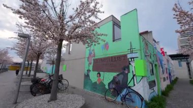 13 Nisan 2025. Münih, Almanya. Studentenviertel Oberwiesenfeld, Studentendorf oder Olydorf im Olympiapark ist eine Studentenwohnanlage in Muenchen, Deutschland. Olympische Dorf n Munchen. 