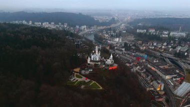 Şato Guetsch, İsviçre 'nin Lucerne şehrinde sisli kış havasında tarihi bir şatodur. Guetschwald Dağı 'ndaki Lucernes Gutsch Oteli. Eski Luzern kasabası, Schweiz Luftaufnahme.. 