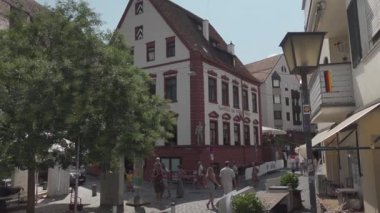 21 Temmuz 2024. Ulm, Almanya. Yazın güneşli havalarda Bavyera 'daki eski Avrupa kenti Ulm' un sokakları. Ulm 'un tarihi şehir merkezinde yürüyen insanlar. Eski şehir ve turistler gezip tozuyor