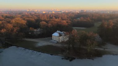 Badenburg Parkburg im Schlosspark Nymphenburg, Deutschland, Muenchen Luftaufnahme. Badenburg, Almanya 'nın Münih kentindeki Nymphenburg Palace Park' ta Badenburg Gölü 'nün güneydoğu ucunda yer almaktadır.. 
