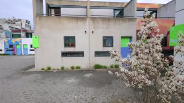 13 Nisan 2025. Münih, Almanya. Studentenviertel Oberwiesenfeld, Studentendorf oder Olydorf im Olympiapark ist eine Studentenwohnanlage in Muenchen, Deutschland. Olympische Dorf n Munchen. 