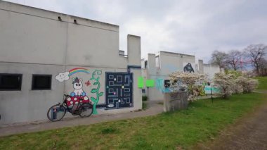 13 Nisan 2025 Münih, Almanya. Almanya 'nın Münih Olimpiyat Köyü' nde renkli öğrenci bungalovları canlı mimari manzara içinde kentsel yaşam, gençlik kültürü ve Olimpiyat tarihini harmanlıyor. Olydorf. 