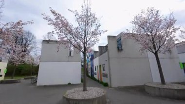 13 Nisan 2025 Münih, Almanya. Almanya 'nın Münih Olimpiyat Köyü' nde renkli öğrenci bungalovları canlı mimari manzara içinde kentsel yaşam, gençlik kültürü ve Olimpiyat tarihini harmanlıyor. Olydorf. 