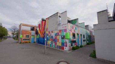 13 Nisan 2025 Münih, Almanya. Almanya 'nın Münih Olimpiyat Köyü' nde renkli öğrenci bungalovları canlı mimari manzara içinde kentsel yaşam, gençlik kültürü ve Olimpiyat tarihini harmanlıyor. Olydorf. 