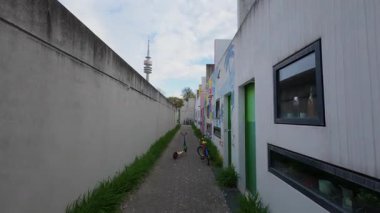 13 Nisan 2025 Münih, Almanya. Almanya 'nın Münih Olimpiyat Köyü' nde renkli öğrenci bungalovları canlı mimari manzara içinde kentsel yaşam, gençlik kültürü ve Olimpiyat tarihini harmanlıyor. Olydorf. 