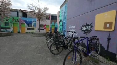 13 Nisan 2025 Münih, Almanya. Almanya 'nın Münih Olimpiyat Köyü' nde renkli öğrenci bungalovları canlı mimari manzara içinde kentsel yaşam, gençlik kültürü ve Olimpiyat tarihini harmanlıyor. Olydorf. 