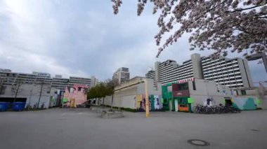 13 Nisan 2025. Münih, Almanya. Studentenviertel Oberwiesenfeld, Studentendorf oder Olydorf im Olympiapark ist eine Studentenwohnanlage in Muenchen, Deutschland. Olympische Dorf n Munchen. 