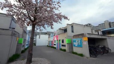 13 Nisan 2025. Münih, Almanya. Studentenviertel Oberwiesenfeld, Studentendorf oder Olydorf im Olympiapark ist eine Studentenwohnanlage in Muenchen, Deutschland. Olympische Dorf n Munchen. 