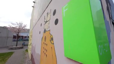 13 Nisan 2025 Münih, Almanya. Almanya 'nın Münih Olimpiyat Köyü' nde renkli öğrenci bungalovları canlı mimari manzara içinde kentsel yaşam, gençlik kültürü ve Olimpiyat tarihini harmanlıyor. Olydorf. 