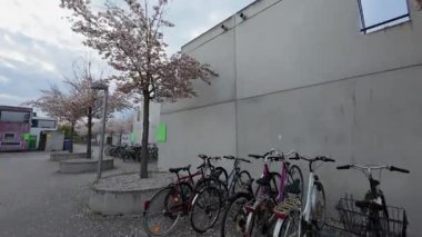 13 Nisan 2025. Münih, Almanya. Studentenviertel Oberwiesenfeld, Almanya 'nın Münih Olimpiyatları' nda yer alan bir öğrenci yerleşkesi. Münih 'te Öğrenci Wohnungen. 