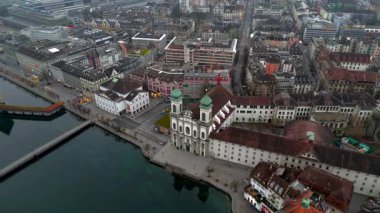 Jesuitenkirche St. Franz Xaver Jesuitenkirche am linken Ufer Reuss in Altstadt Luzern, Schweiz Luftaufnahme an nebligen Morgen im Fruehjahr. Lucerne Cizvit Kilisesi Lucerne, İsviçre hava görüşü. 