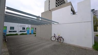 13 Nisan 2025. Münih, Almanya. Studentenviertel Oberwiesenfeld, Almanya 'nın Münih Olimpiyatları' nda yer alan bir öğrenci yerleşkesi. Münih 'te Öğrenci Wohnungen. 