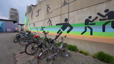 13 Nisan 2025 Münih, Almanya. Almanya 'nın Münih Olimpiyat Köyü' nde renkli öğrenci bungalovları canlı mimari manzara içinde kentsel yaşam, gençlik kültürü ve Olimpiyat tarihini harmanlıyor. Olydorf. 