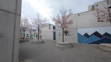 13 Nisan 2025. Münih, Almanya. Studentenviertel Oberwiesenfeld, Studentendorf oder Olydorf im Olympiapark ist eine Studentenwohnanlage in Muenchen, Deutschland. Olympische Dorf n Munchen. 