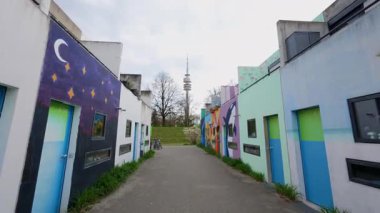 13 Nisan 2025. Münih, Almanya. Studentenviertel Oberwiesenfeld, Almanya 'nın Münih Olimpiyatları' nda yer alan bir öğrenci yerleşkesi. Münih 'te Öğrenci Wohnungen. 